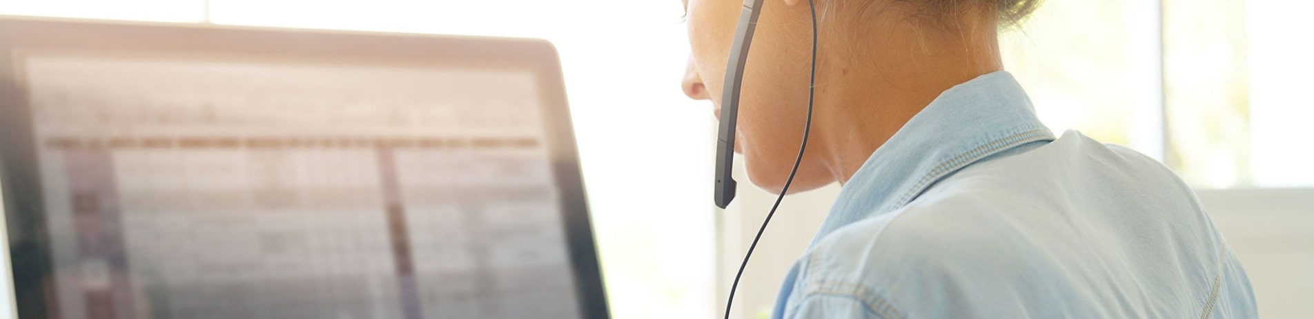 main in call help desk centre in front of laptop 